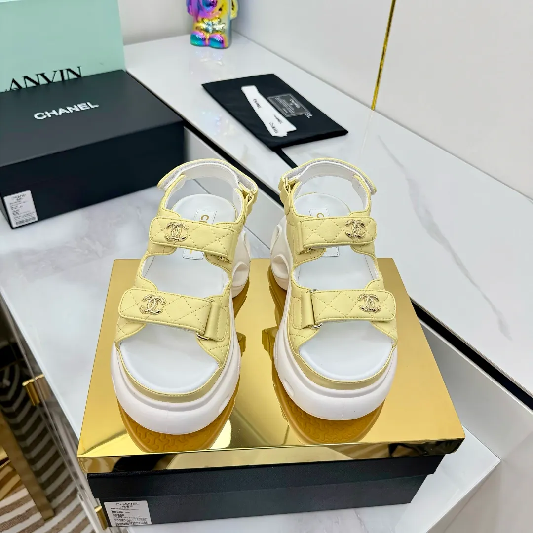 👟👟Ex-factory price 680👟👟 Top version... Chanel｜Chanel Xiaoxiang Velcro Beach Slippers Slippers Casual Beach Shoes 25ss Spring and Summer New Style! Beach shoes are a hit all over the internet! The latest model from the counter, I am still willing to buy it on my feet. It must be ranked among the most popular models. It is invincible in all seasons. Various bloggers and Internet celebrities can see the matching styles. Highly recommended. Pearlescent sheepskin upper, sheepskin lining, suede for feet. Original open-molded TPU outsole size: 35-40 (customized for 40 and 41). Full set of original packaging 👉 👉 👉 👉 👉